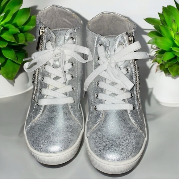 NWOT KidPik- SILVER HIGH-TOP STUDDED DISTRESSED METALLIC HIGHTOP Size 3 - Picture 1 of 8